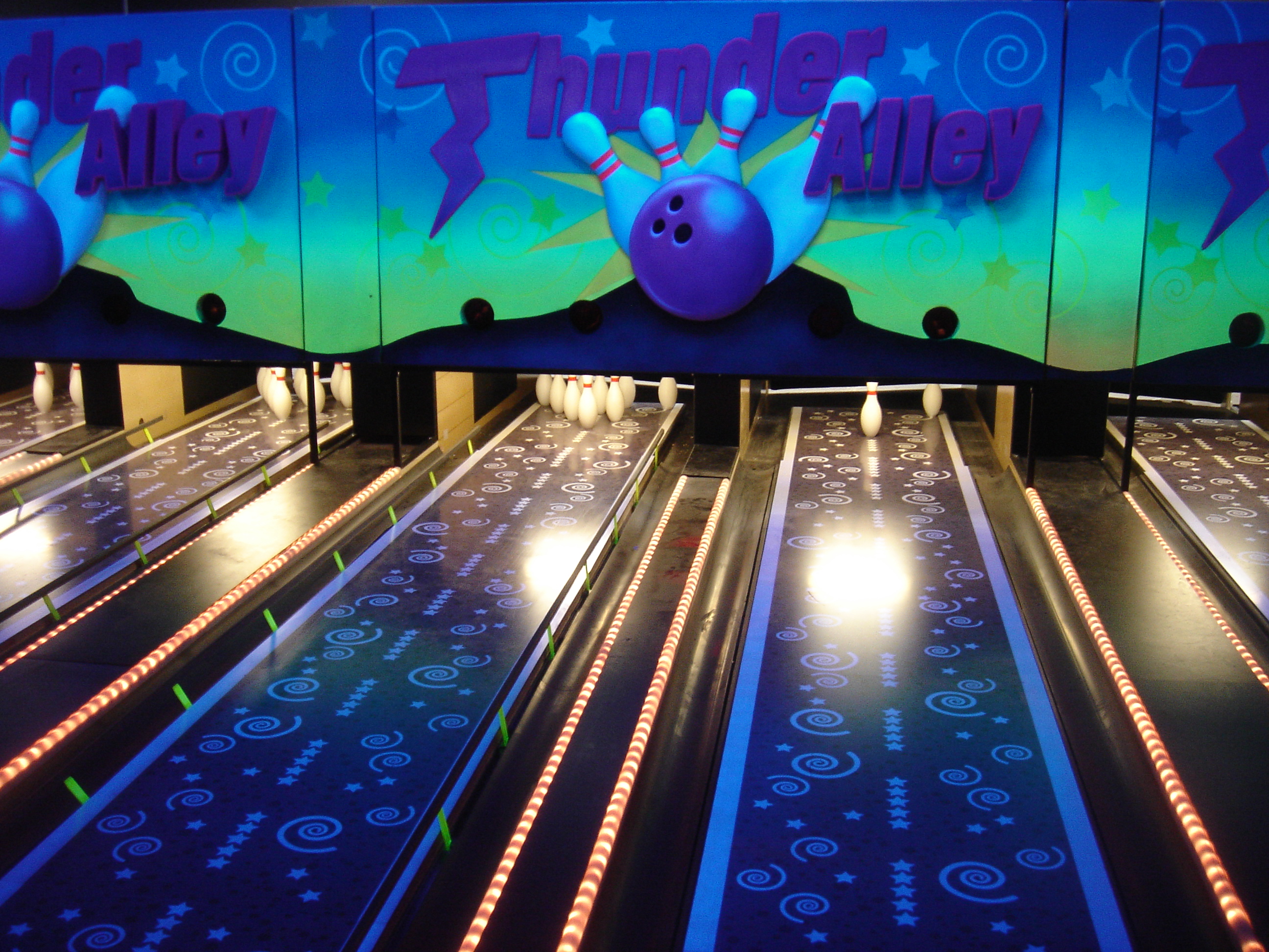 duckpin-bowling-mini-bowling-tenpin-bowling-string-pinsetters