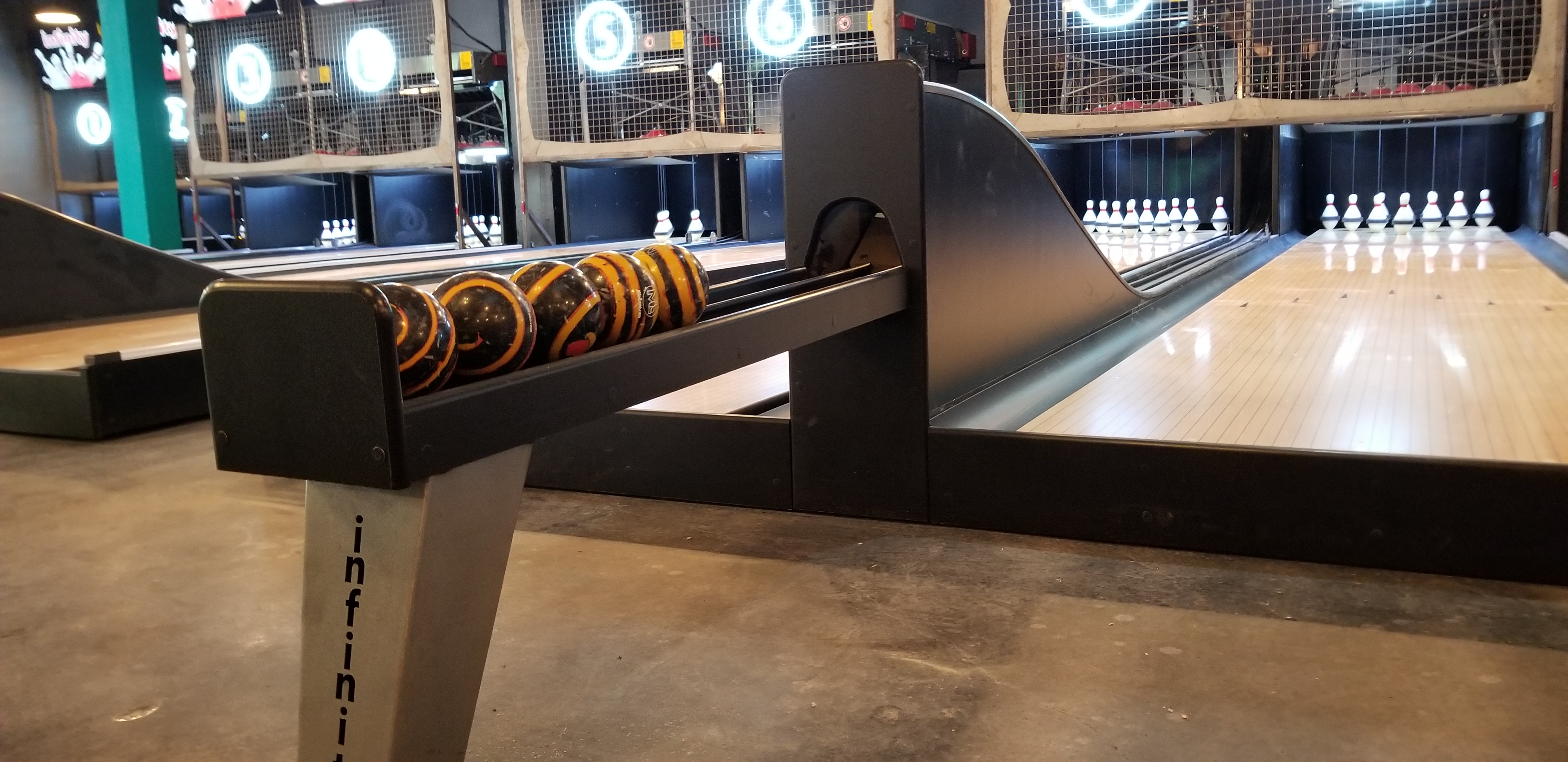 duckpin-bowling-mini-bowling-tenpin-bowling-string-pinsetters